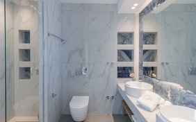 Badezimmer mit Regendusche der Cave Suite